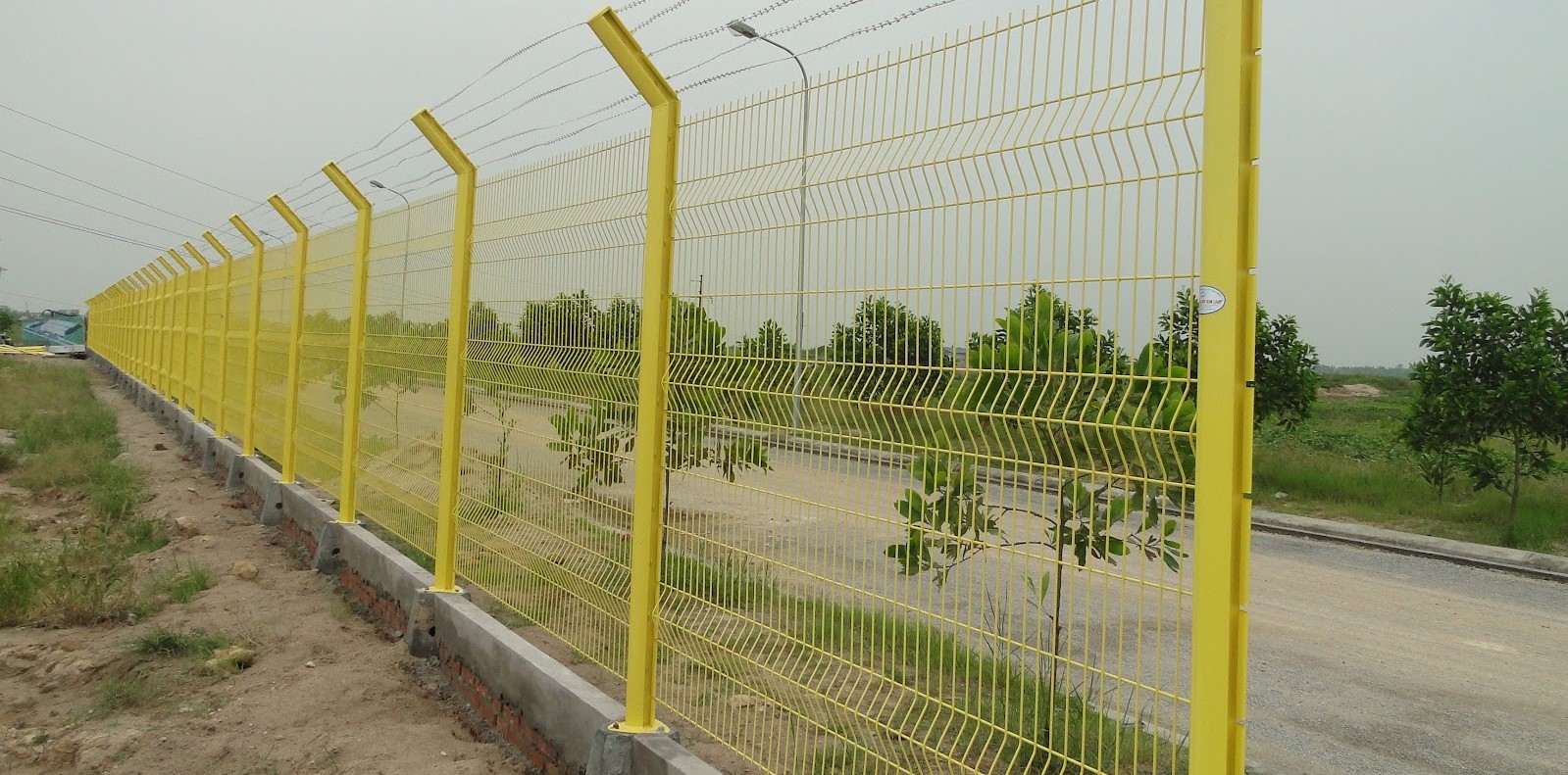 Thi công hàng rào lưới chấn sóng an toàn